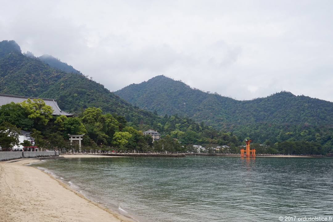 La plage, les forêts, monts et le Torii de Miyajima